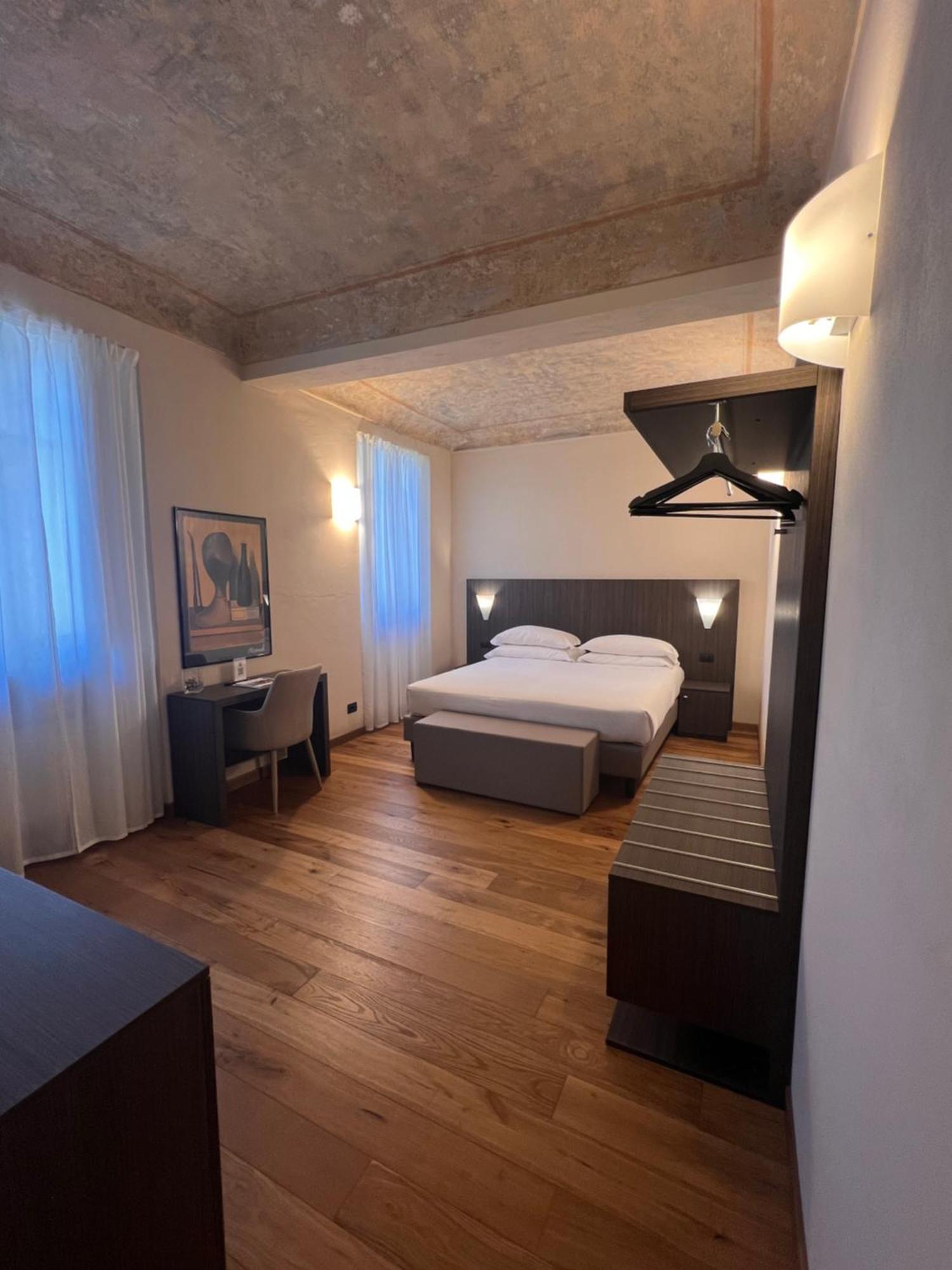 Hotel Boutique Antiche Mura ซาลุซโซ ภายนอก รูปภาพ