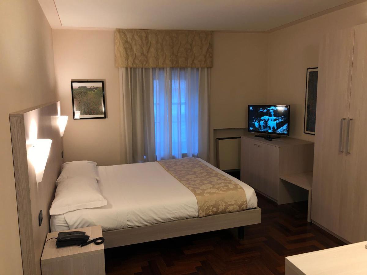 Hotel Boutique Antiche Mura ซาลุซโซ ภายนอก รูปภาพ